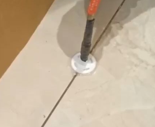 靖远瓷砖空鼓维修公司专业解答瓷砖在铺贴过程中，如果没有涂抹均匀到位的粘结材料（如水泥砂浆或瓷砖胶），可能会导致以下问题