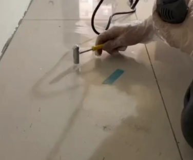 靖远瓷砖开裂维修公司专业分享瓷砖在铺贴前如果没有沥干水分，将会导致以下问题