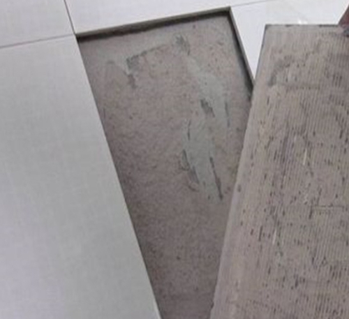 靖远瓷砖空鼓维修公司分享瓷砖铺贴时如果打浆（即涂抹在瓷砖背面和基层上的砂浆或瓷砖胶）过少，会带来以下问题